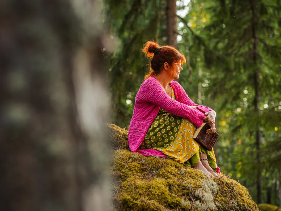 Tuulantuulia metsässä kuvituskuva blogiin Erityisiä mielenkiinnon kohteita